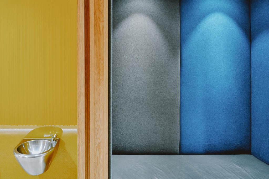 Restrooms in Kringlan Shopping Centre | Studio CAPN