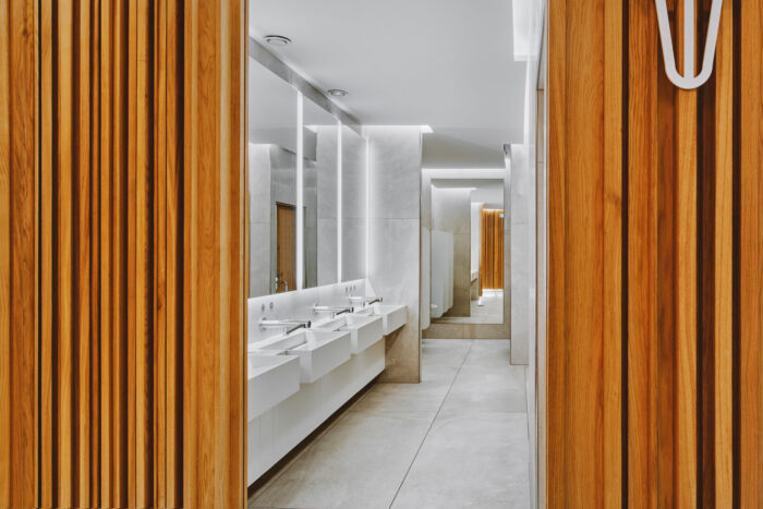 Modern bathroom in Kringlan with wooden walls and Grohe sinks