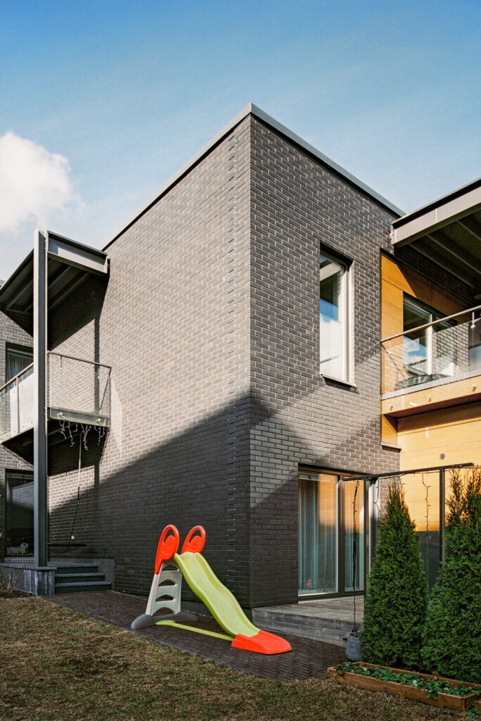 Residential building with black tiles and wooden walls